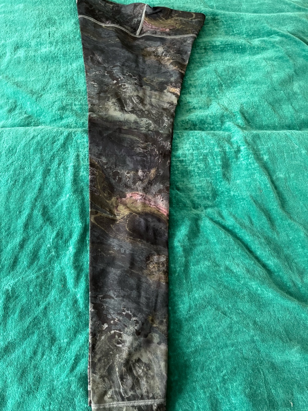 lululemon athletica black and gray (“water color”) leggings. Size 6